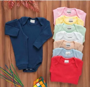 Kit de bodies de bebê em canelado, em várias cores, sobre uma mesa de madeira.